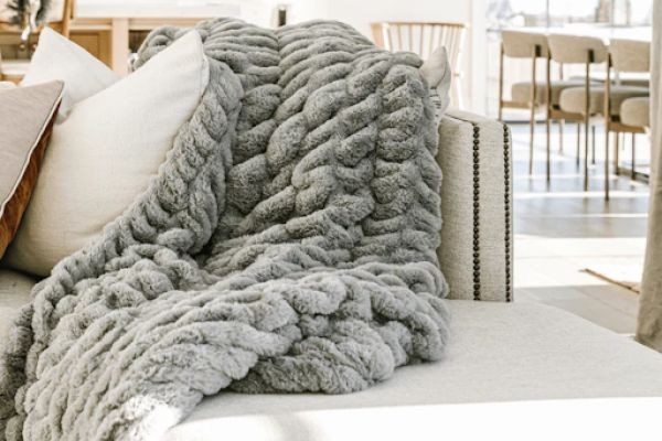 What Makes Heavy Throw Blankets So Warm and Durable