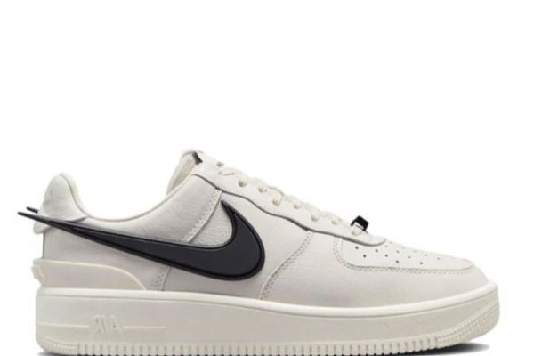 เลือกสนีกเกอร์ให้ใช่ในร้านกีฬา