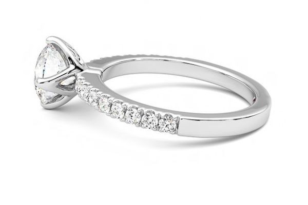 Engagement Rings in Toronto: A Modern Approach to Timeless Romance