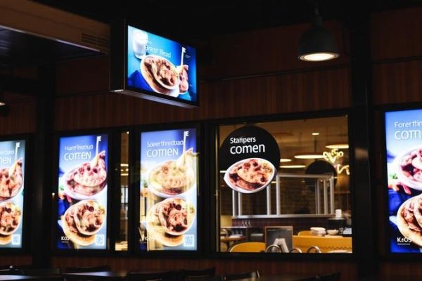 The Complete Guide to Becoming a Digital Signage Reseller in the QSR Industry