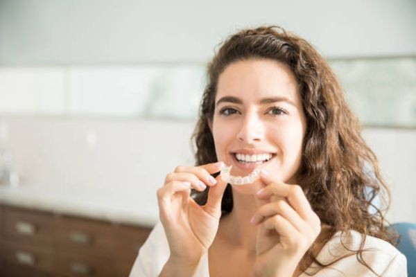 Teeth Aligners in Pakistan: Achieving a Straighter Smile Without Traditional Braces