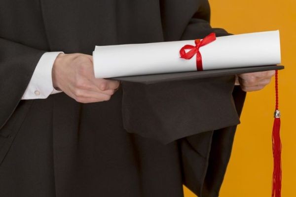 How to Choose the Right Masters Regalia for Your Academic Ceremony?