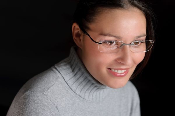 What Should You Know About Rimless Glasses for Women Today?