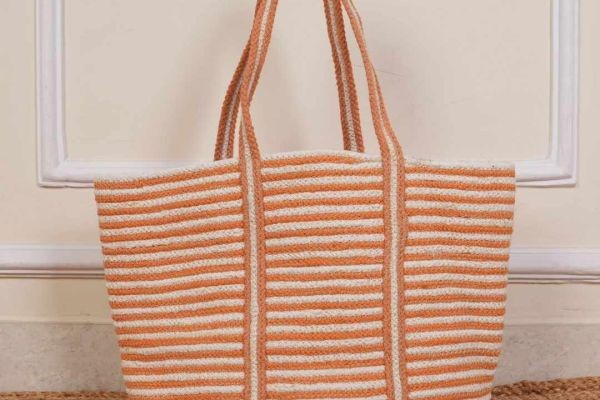 Why Are Ladies Hand Bags an Essential Fashion Accessory for Every Woman?