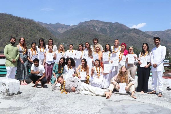 Best 200 Hour Yoga TTC in Rishikesh: A Complete Guide to Choosing the Right Yoga Teacher Training