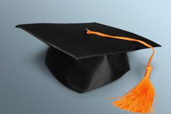 Which Type of Master’s Hat Is Best for Your Graduation Outfit?