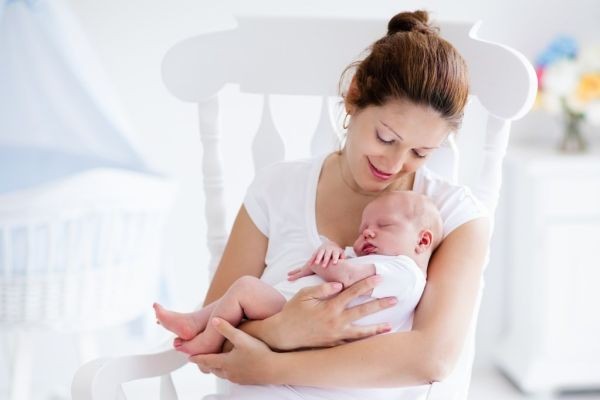 When Should Working Parents Hire Nurse for Newborns at Home in Dubai?