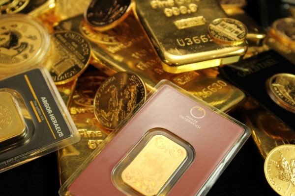 A Beginner's Guide to Gold Market Forecasts and Investment Strategies in 2026