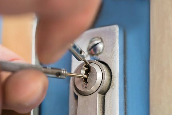 Step-by-Step Process Professional Locksmiths Use to Change Safe Combinations