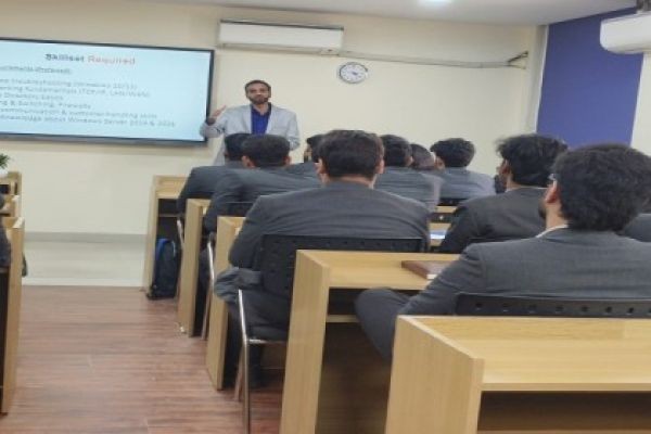 How Does the Best IT Training Institute in Noida Improve Careers?
